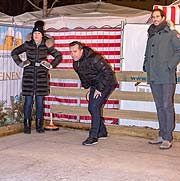 Andrea Mühlbauer und Frank Raudies bei der Eisstockmeisterschaft des EAGLES Charity Golf Club e.V. und des Steirer am Markt auf dem Viktualienarkt  (©Foto: Christian Habel)